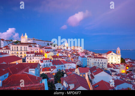 Alfama in der Nacht, Lissabon, Portugal Stockfoto