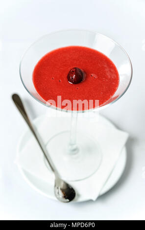 Panna cotta mit Cherry in einer Glasschale. Stockfoto