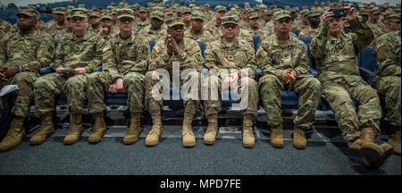 U.S. Army Reserve Soldaten, die in den 392 Expeditionary Signal Battalion hören Generalmajor Peter Bosse, der Commader der 335.- Signal (Theater), sprechen bei einem Willkommen zu Hause Zeremonie in Fort Hood, Texas, Februar 6, 2017 (U.S. Armee Foto: Staff Sgt. Ken Narbe) Stockfoto