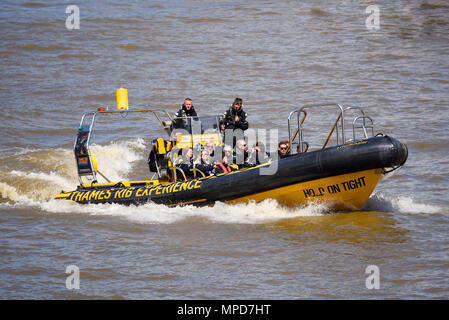 Thames Rib Experience Vergnügen Bootsfahrt. Flusstransport an der Themse, London, Großbritannien. Halten Sie sich fest. Schnellbootfahrten Stockfoto