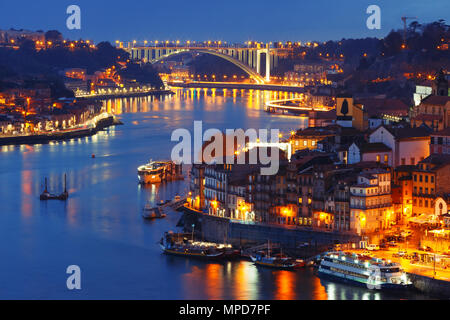 Nacht Altstadt und Fluss Douro in Porto, Portugal. Stockfoto