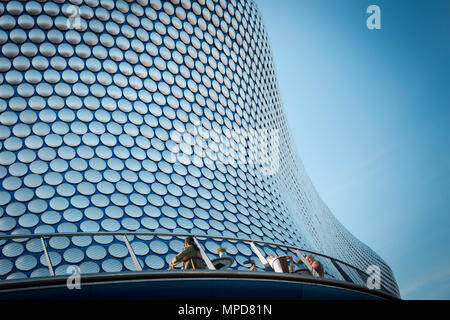 Menschen entspannend außerhalb der Gebäude der Selfridge, Birmingham, Großbritannien Stockfoto