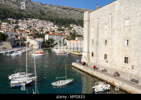 Aussicht auf die Boote im alten Hafen in der Altstadt von Dubrovnik, Kroatien. Stockfoto