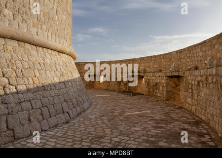 Minčeta Turm an der Stadtmauer rund um die Altstadt von Dubrovnik, Kroatien. Diese Ansicht zeigt, wie Haus der Unsterblichen aus dem Spiel der Throne. Stockfoto