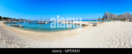 Tyrrhenische Meer Bucht und Hafen mit Booten, San Vito lo Capo Strand mit klarem, azurblauem Wasser und extremally weißer Sand, Sizilien, Italien. Menschen sind unrecogniza Stockfoto