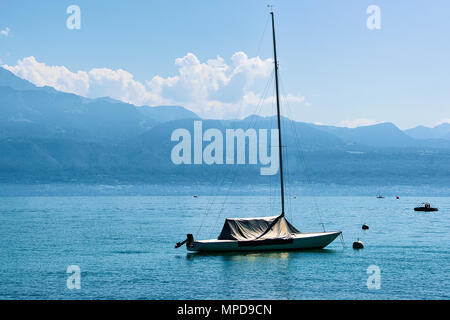 Lausanne, Schweiz - 26. August 2018: Motorboot am Genfer See in Lausanne, Schweiz. Alpen im Hintergrund Stockfoto