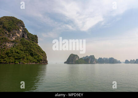 Spektakuläre Landschaften in Ha Long Bucht, nördlich der Insel Cat Ba, quảng Ninh Provinz, Vietnam Stockfoto