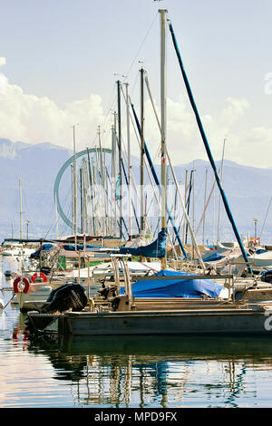 Lausanne, Schweiz - 26. August 2018: Marina mit Yachten am Genfer See in Lausanne, Ouchy Fischerdorf, Schweiz Stockfoto