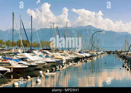 Lausanne, Schweiz - 26. August 2018: Marina mit Yachten am Genfer See Lausanne, Ouchy Fischerdorf, Schweiz Stockfoto