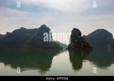 Ruhe und unberührte Gewässer und spektakulären felsigen Inseln in Ha Long Bucht, nördlich der Insel Cat Ba, quảng Ninh Provinz, Vietnam Stockfoto