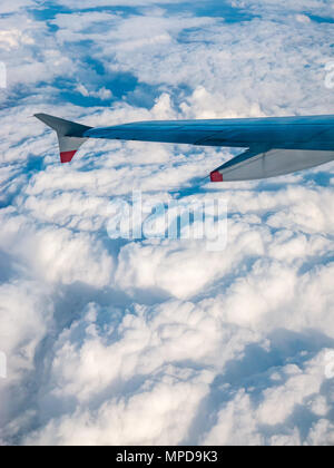 British Airways Airbus 319 Flugzeug Flügel aus dem Flugzeug Fenster beim Flug über geschwollene weiße Wolken in Großbritannien gesehen Stockfoto