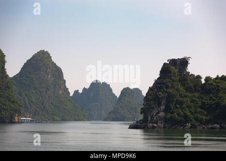 Spektakuläre Landschaften in Ha Long Bucht, nördlich der Insel Cat Ba, quảng Ninh Provinz, Vietnam Stockfoto