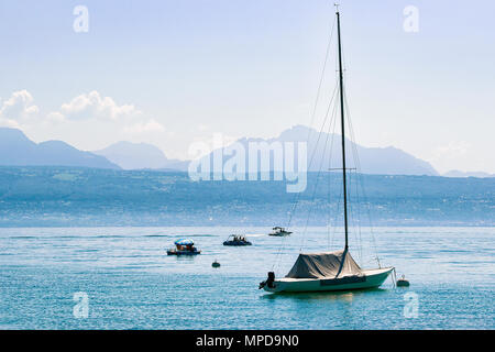 Lausanne, Schweiz - 26. August 2018: Motorboot am Genfer See in Lausanne, Schweiz. Alpen im Hintergrund Stockfoto