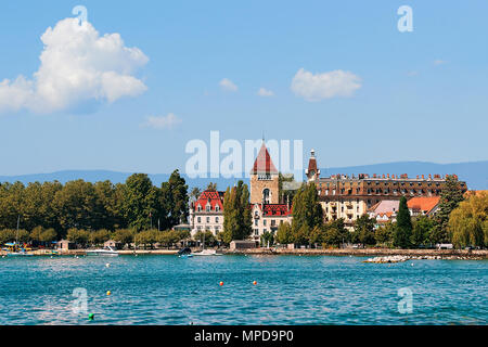 Lausanne, Schweiz - 26. August 2018: Schloss Ouchy und dem Genfer See Quay in Lausanne in der Schweiz. Menschen auf dem Hintergrund Stockfoto