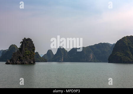 Spektakuläre karstige Landschaft in Ha Long Bucht, nördlich der Insel Cat Ba, quảng Ninh Provinz, Vietnam Stockfoto