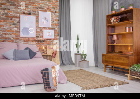 Schlafzimmer im Loft mit alten hölzernen Regal und Doppelbett Stockfoto