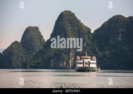 Kreuzfahrtschiff navigiert den Kanal nördlich von Cat Ba Island, Ha Long Bay, Provinz Quang Ninh, Viet Nam Stockfoto