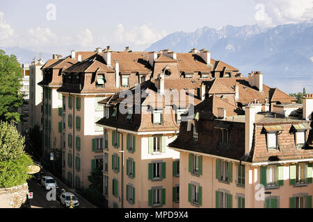 Lausanne, Schweiz - 26 August, 2018: Blick auf Chemin de Mornex und Alpen von Esplanade de Montbenon, Lausanne, Schweiz, gesehen. Stockfoto