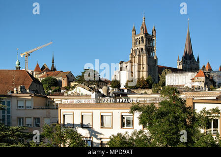 Lausanne, Schweiz - 26. August 2018: die Kathedrale von Notre Dame in Lausanne in der Schweiz. Von Le Flon Bezirk gesehen Stockfoto