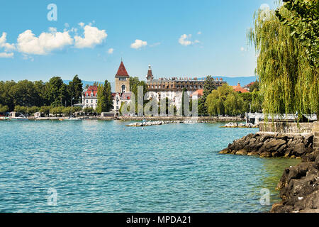Lausanne, Schweiz - 26. August 2018: Schloss Ouchy am Genfer See Promenade, Lausanne, Schweiz. Menschen auf dem Hintergrund Stockfoto