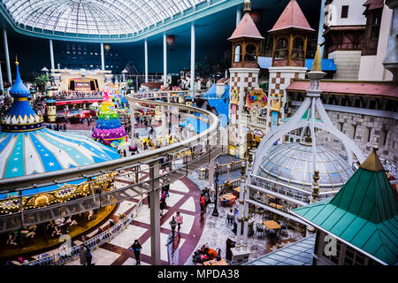 Seoul, Südkorea - April 6, 2018: Dach von Karussell und Blume Baumansicht aus weit in Lotte World Adventure Theme Park. Stockfoto