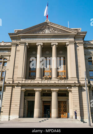 Palast der Gerichtshöfe der Gebäude, Santiago, Chile, Südamerika. Mann bei seinem Telefon und Schutz suchen. Stockfoto