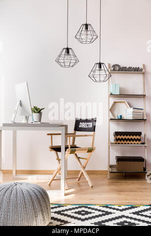 Licht Home Office in einem neuen Stil mit schlichten, modernen Pendelleuchte und Muster Teppich Stockfoto