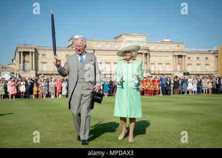 Der Prinz von Wales und die Herzogin von Cornwall bei einer Gartenparty am Buckingham Palace in London. Stockfoto