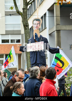 LE MANS, Frankreich - 10. Oktober 2017: Die Figur der Präsident von Frankreich Emmanuel Längestrich während eines Streiks Stockfoto