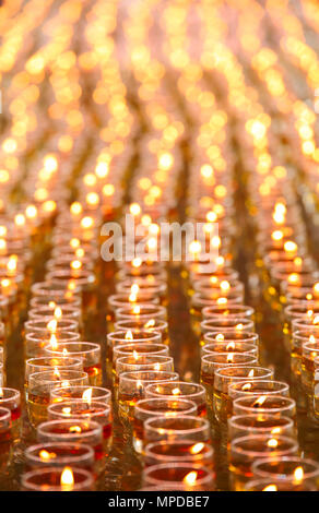 Tausend von Öllampen Angebot von Anhängern brennen mit Maha Vihara buddhish Tempel, Kuala Lumpur, Malaysia, über wesak Tag. Stockfoto