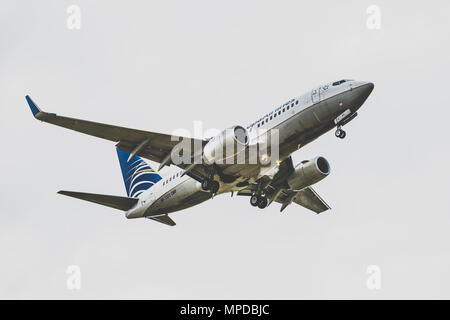 Panama City - März 2018: Copa Airlines Flugzeug Vorbereitung für die Landung Stockfoto