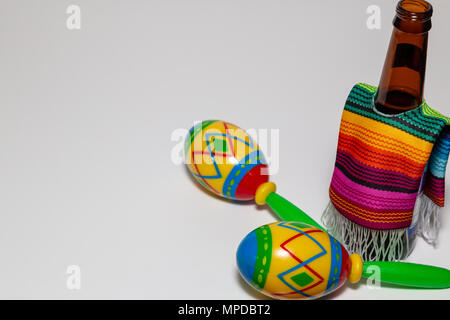 Bier und die Maracas Stockfoto