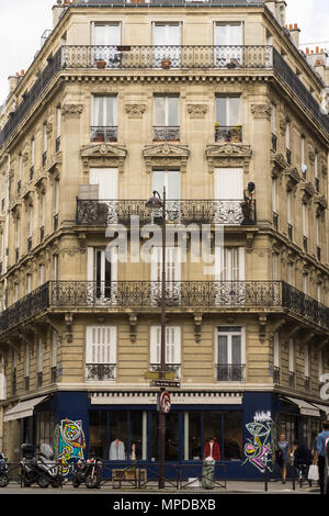 Ein Haussmann Stil Gebäude im 10. Arrondissement in Paris, Frankreich. Stockfoto