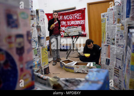 Studenten der Akademie der Bildenden Künste in der Via Ripetta in Rom einnehmen. Italien. Stockfoto