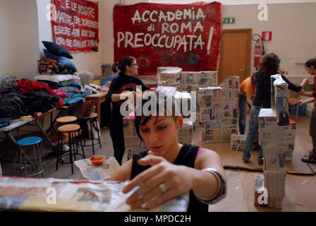 Studenten der Akademie der Bildenden Künste in der Via Ripetta in Rom einnehmen. Italien. Stockfoto