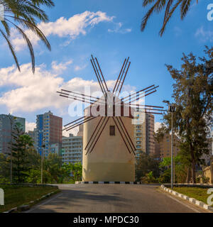 Alte traditionelle Windmühle bei Montaza öffentlichen Park in sonnigen Sommertag, Alexandria, Ägypten Stockfoto