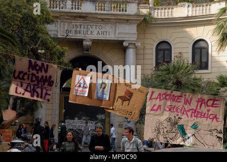 Studenten der Akademie der Bildenden Künste in der Via Ripetta in Rom einnehmen. Italien. Stockfoto