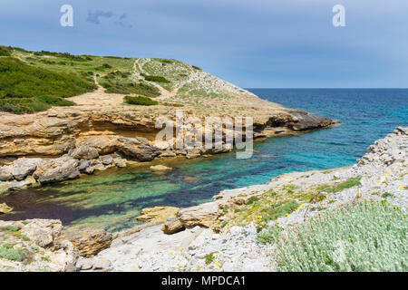 Mallorca, Wanderwege neben klaren, blauen Meer Wasser in Little Bay in der Nähe von Cala Torta Stockfoto