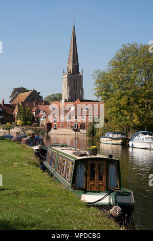 Die Themse, Abingdon-on-Thames, mit St Helen's Kirche im Hintergrund Stockfoto