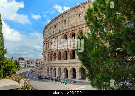 Kolosseum, auch Kolosseum oder Flavischen Amphitheater, in Rom, Italien, mit einem Baum und blauer Himmel. Symbol und die wichtigste touristische Attraktion in Rom. Stockfoto