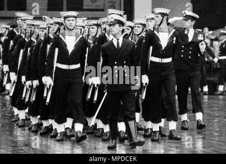 Segler aus HMS HERMES MÄRZ VERGANGENHEIT DER GUILDHALL AUF DEN FALKLANDS SIEGESPARADE 1982. PIC MIKE WALKER, Portsmouth. Stockfoto