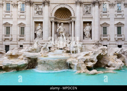 Trevi-brunnen oder Fontana di Trevi in Rom, Italien. Architektur, die berühmteste Sehenswürdigkeit Brunnen in der Welt mit beeindruckenden künstlerischen Mauerwerk Stockfoto