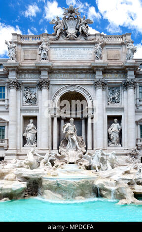 Trevi-brunnen oder Fontana di Trevi in Rom, Italien. Architektur, die berühmteste Sehenswürdigkeit Brunnen in der Welt mit beeindruckenden künstlerischen Mauerwerk Stockfoto