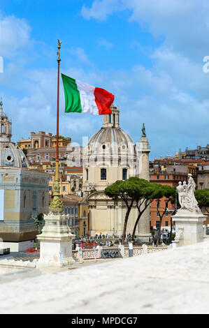 Blick vom National Monument eine Vittorio Emanuele über die Kirche Santa Maria di Loreto, SS Nome di Maria, und die Spalte an der Trajan Trajan Forum in der Nähe von Stockfoto