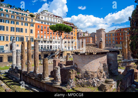 Largo di Torre Argentina. Platz mit alten Ruinen von vier Römische Republikanische Tempel und Theater des Pompeius in Rom, Italien Stockfoto