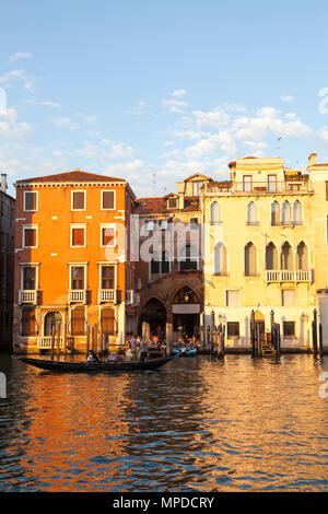 Touristen genießen Sie eine romantische Gondelfahrt bei Sonnenuntergang, Grand Canal, Santa Croce, Venedig, Venetien, Italien, Camiello del Remer mit lokalen Venezianer enjo Stockfoto
