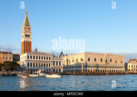 Winter Sonnenuntergang auf den Dogenpalast und Campanile, Venedig, Venetien, Italien von der Lagune mit der Biblioteca Nazionale Marciana. Goldene Stunde, Wahrzeichen Stockfoto