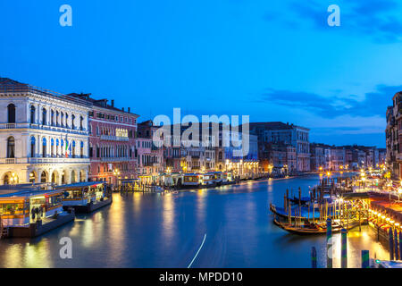 Nacht, Dämmerung, Dämmerung, an der blauen Stunde mit Licht und Reflexionen, Canale grande, Venedig, Venetien, Italien von der Rialtobrücke Stockfoto