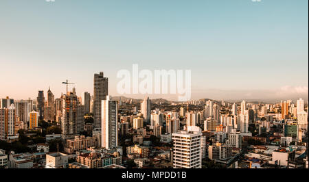 Blick über die Skyline der Stadt mit vielen Wolkenkratzer buuldings - Panama City Stockfoto