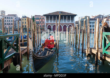 Sonnenaufgang, Dämmerung auf den Canal Grande und die Rialto Markt, Venedig, Venetien, Italien mit einem verankerten Gondel und Überlegungen während der Goldenen Stunde Stockfoto